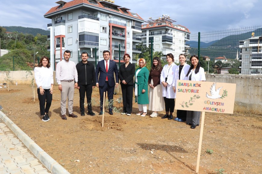 Alanya'da minik eller zeytin fidanlarını toprakla buluşturdu! Anaokulunda anlamlı etkinlik