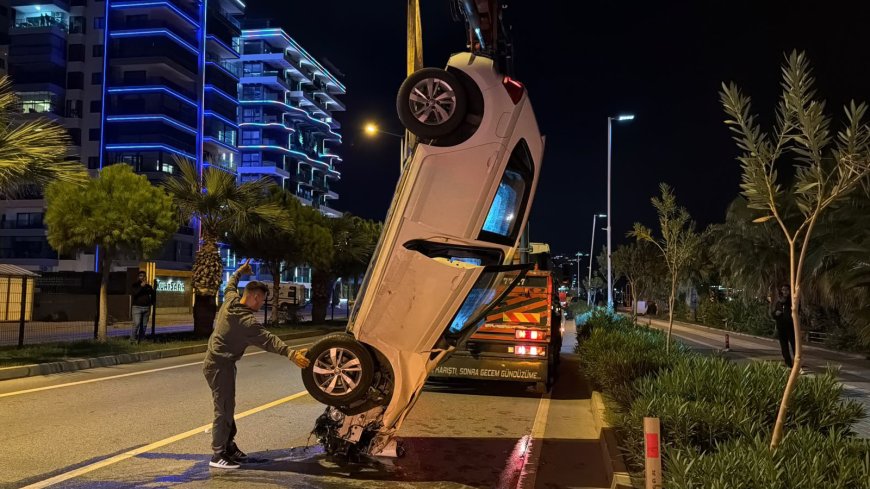 Alanya'da D-400'de feci kaza! Otomobil takla attı, 1'i ağır 2 yaralı