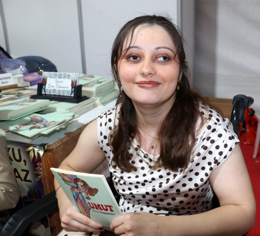 Antalya'da Esra'nın hayali gerçek oldu! Engelleri aşarak ilk kitabı 'Umut'u yayımladı