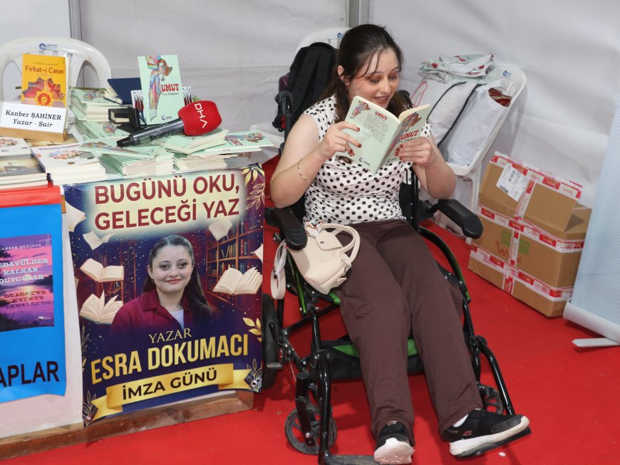 Antalya'da Esra'nın hayali gerçek oldu! Engelleri aşarak ilk kitabı 'Umut'u yayımladı