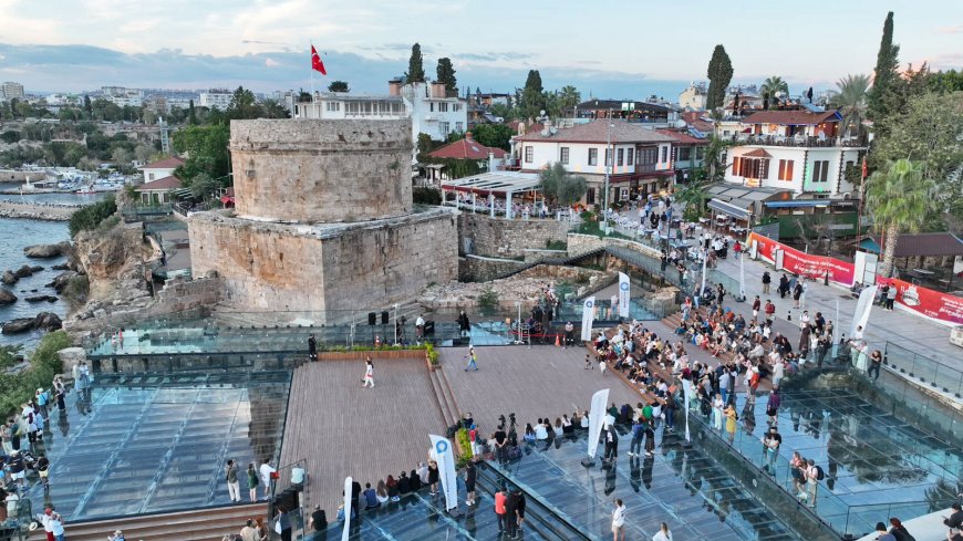 Antalya'da Hıdırlık Kulesi'nde gün batımı büyüsü: Napoliten ve nostaljik şarkılar yankılandı