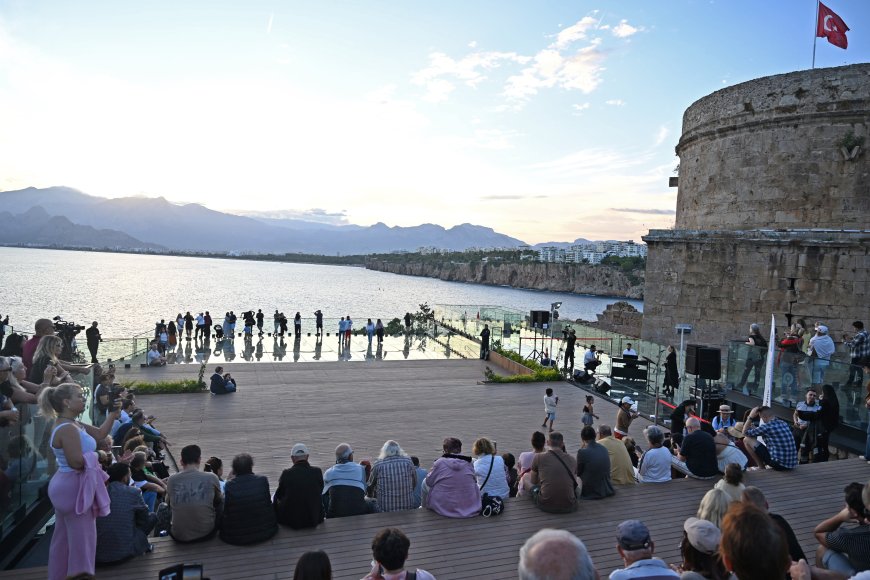 Antalya'da Hıdırlık Kulesi'nde gün batımı büyüsü: Napoliten ve nostaljik şarkılar yankılandı