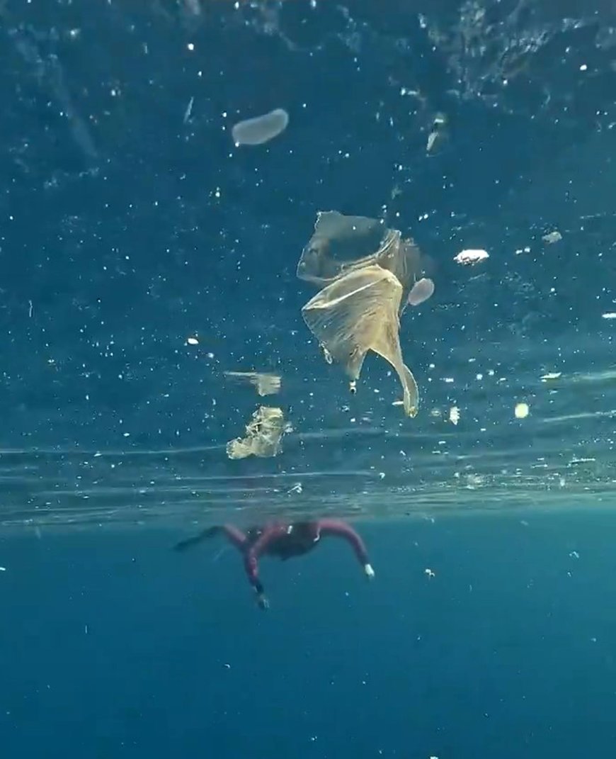 Antalya'da denize girenleri tedirgin eden görüntü! Kaş sahilinde plastik kirliliği alarmı