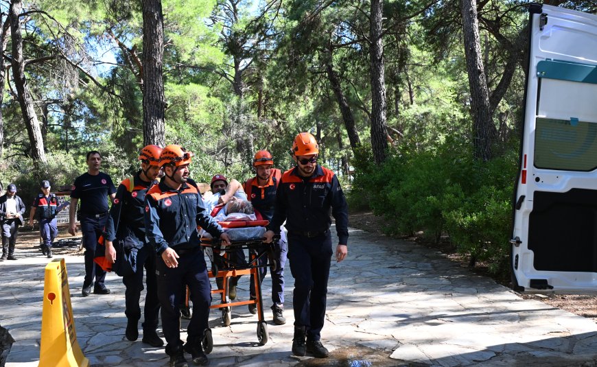 Antalya Kurşunlu Şelalesi'nde korku dolu anlar! Rus turist 6 metreden kayalıklara düştü