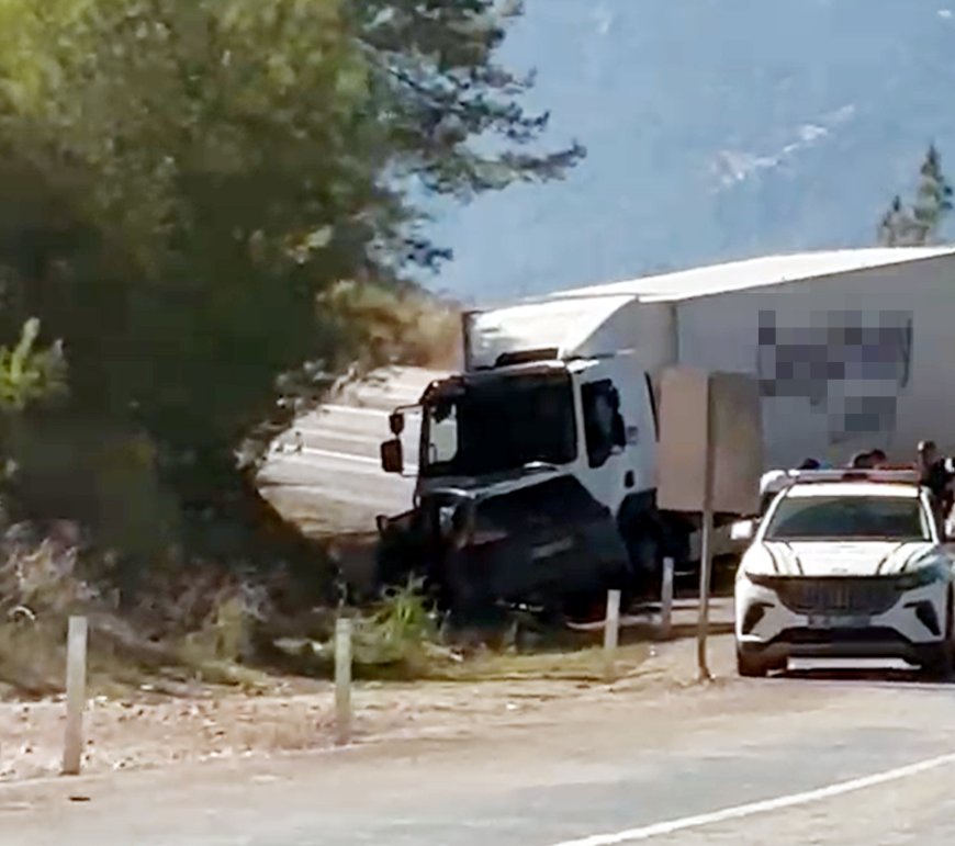Antalya'da cip ile kamyon kafa kafaya çarpıştı! Çinli turist hayatını kaybetti