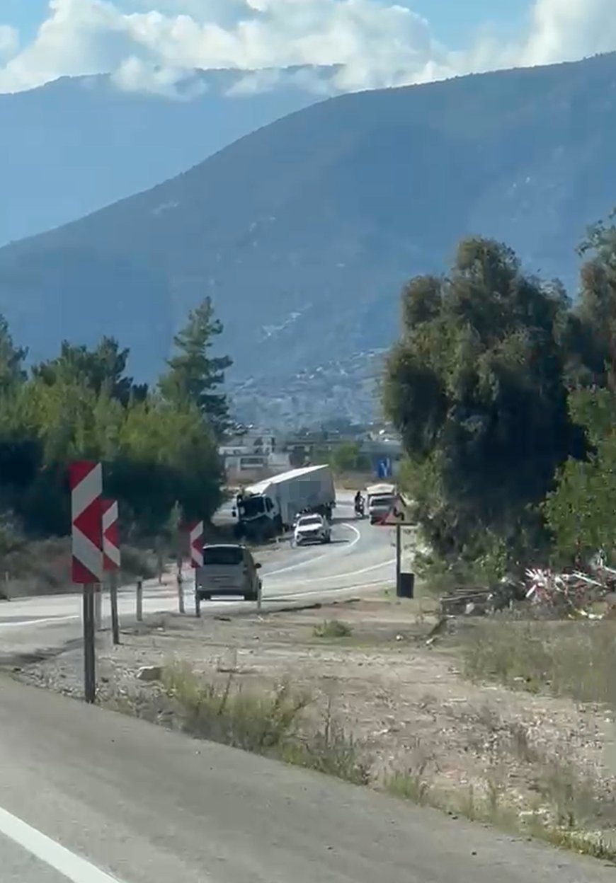 Antalya'da cip ile kamyon kafa kafaya çarpıştı! Çinli turist hayatını kaybetti