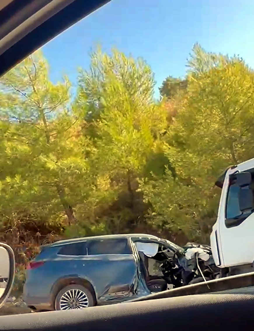 Antalya'da cip ile kamyon kafa kafaya çarpıştı! Çinli turist hayatını kaybetti