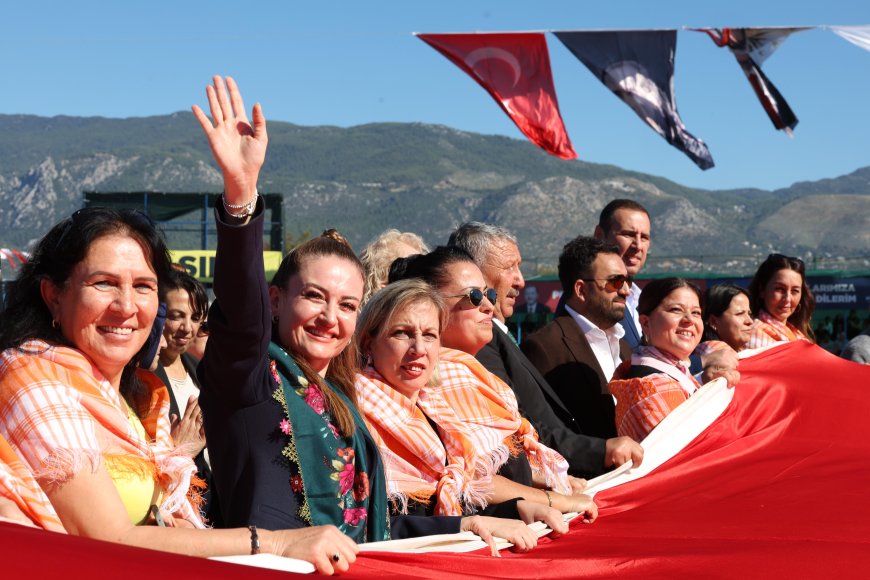 Kaş Yağlı Güreşleri'nde Erkan Taş şampiyon oldu! Kadın muhtarlar er meydanında buluştu