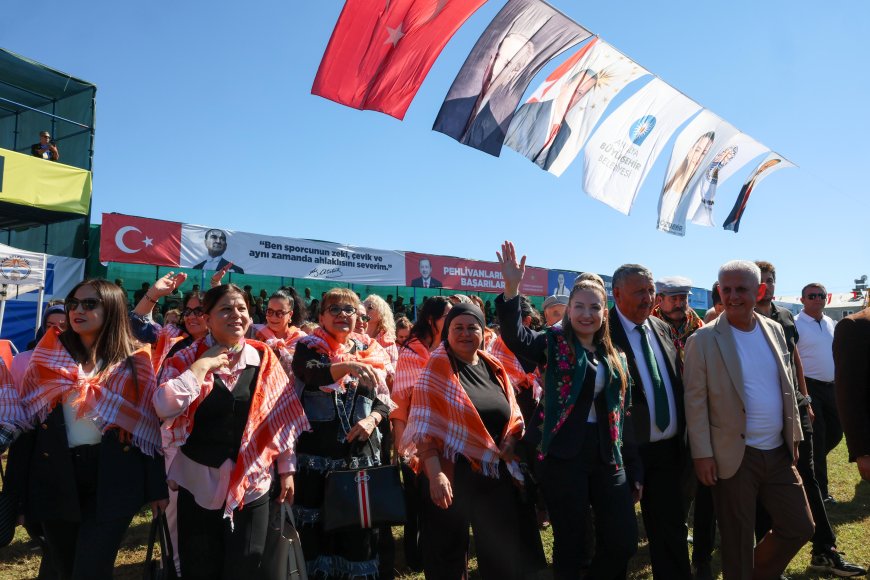 Kaş Yağlı Güreşleri'nde Erkan Taş şampiyon oldu! Kadın muhtarlar er meydanında buluştu