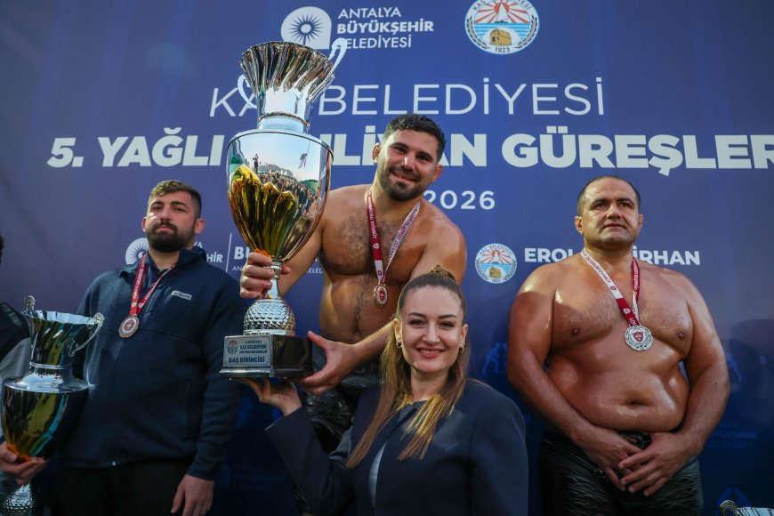 Kaş Yağlı Güreşleri'nde Erkan Taş şampiyon oldu! Kadın muhtarlar er meydanında buluştu