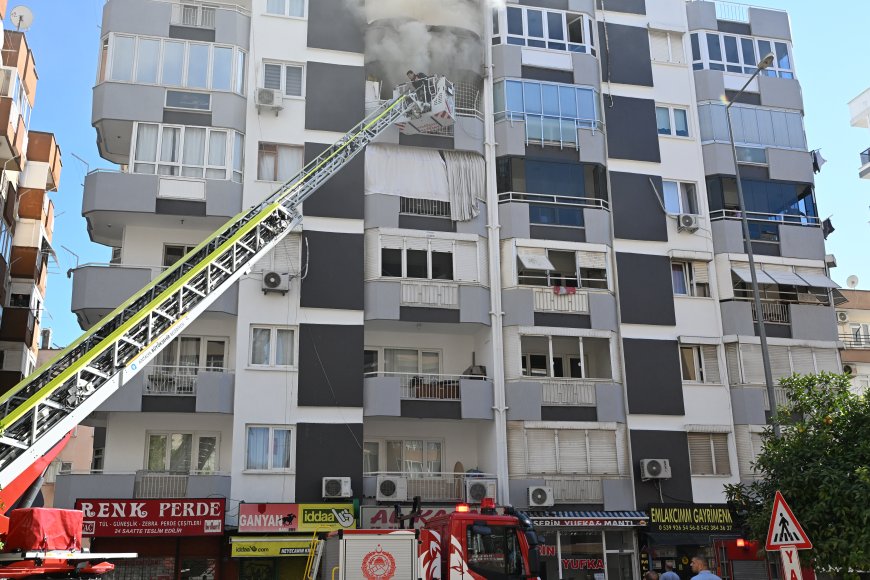 Antalya'da 6 katlı apartmanda korkutan yangın! 5'inci kattaki daire alevlere teslim oldu