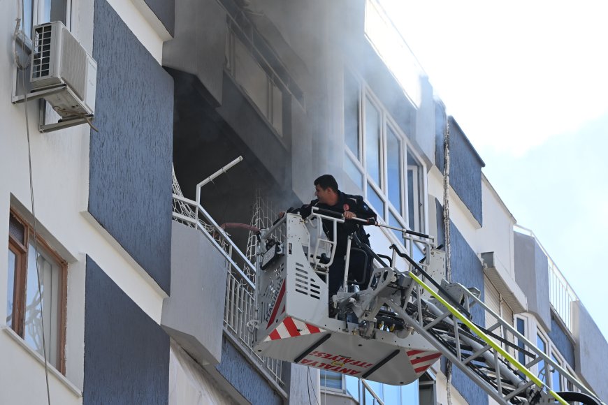 Antalya'da 6 katlı apartmanda korkutan yangın! 5'inci kattaki daire alevlere teslim oldu