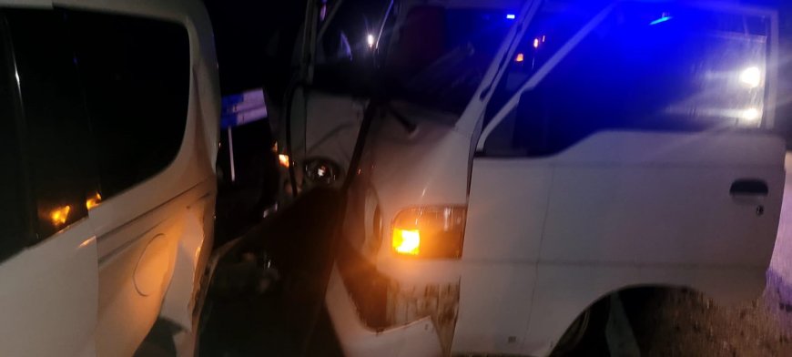 Alanya'da D-400 kara yolunda kaza! Kamyonet park halindeki araca çarptı: 1 yaralı