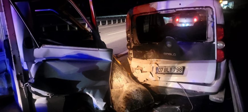 Alanya'da D-400 kara yolunda kaza! Kamyonet park halindeki araca çarptı: 1 yaralı