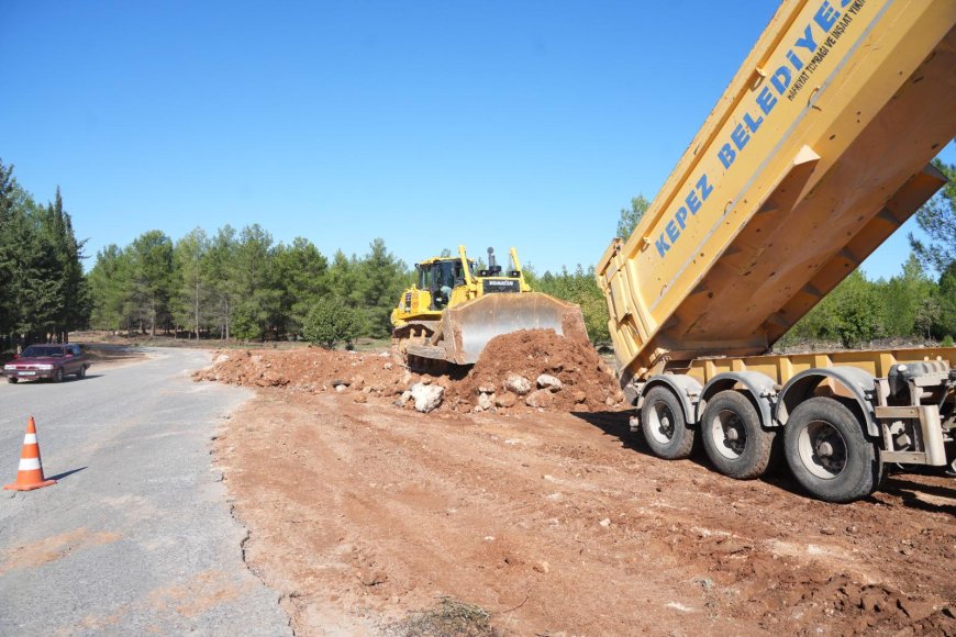 Kepez'de tehlikeli virajlara müdahale! Aktoprak'ta 200 metrelik yol yenileniyor