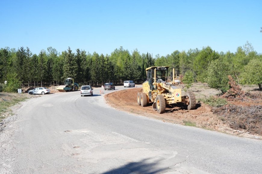 Kepez'de tehlikeli virajlara müdahale! Aktoprak'ta 200 metrelik yol yenileniyor