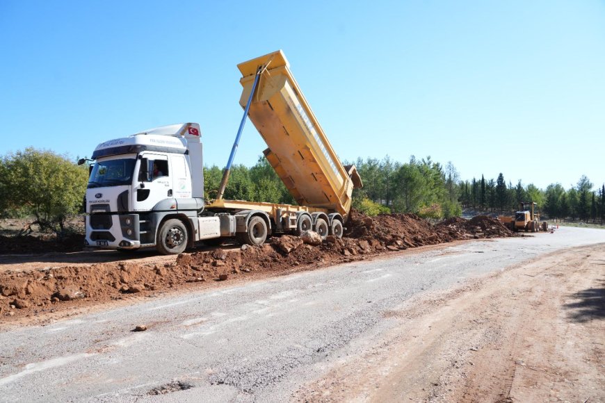 Kepez'de tehlikeli virajlara müdahale! Aktoprak'ta 200 metrelik yol yenileniyor
