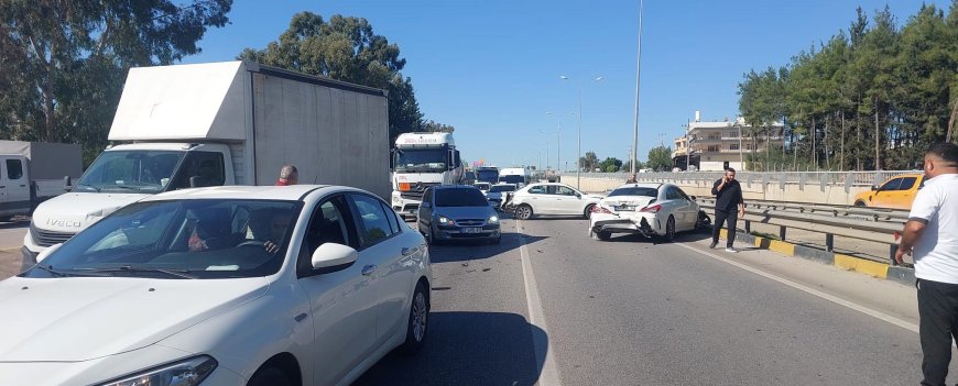 Serik'te D-400 kara yolunda zincirleme kaza! 3 araç bariyerlere ve kaldırıma çarptı