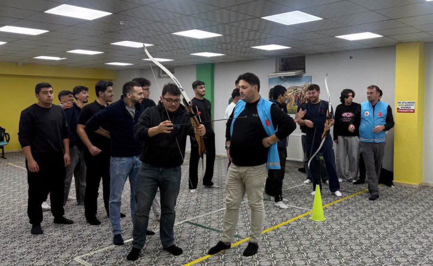 Korkuteli'nde üniversiteli gençler buluştu: Gençlik merkezinde tanışma etkinliği