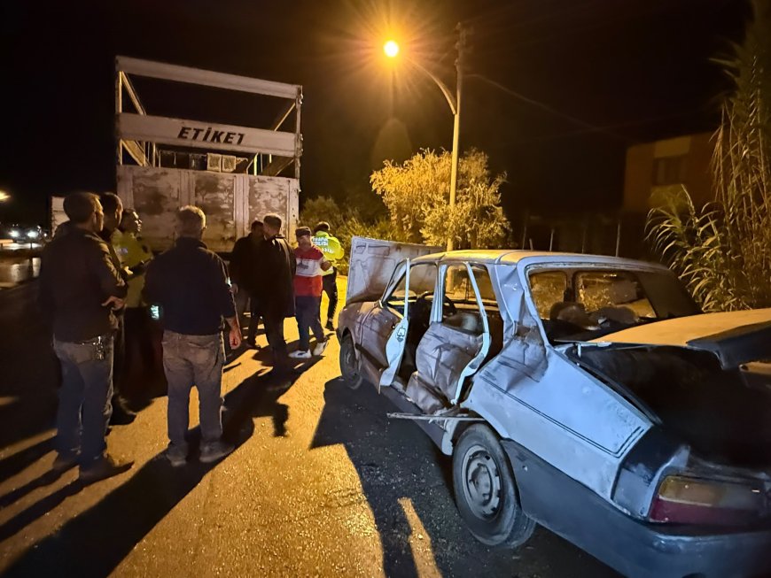 Serik'te otomobil kamyona arkadan çarptı! Araçta sıkışan 3 yaralıyı itfaiye kurtardı