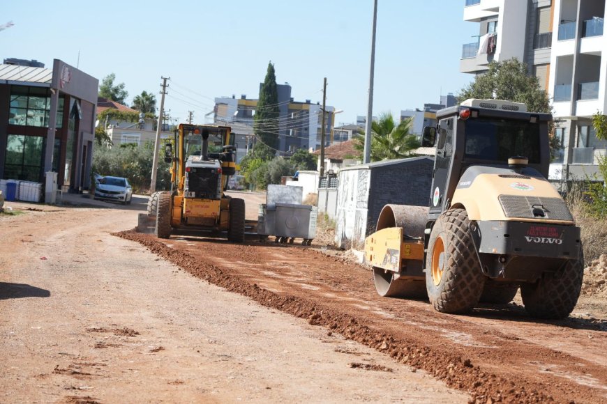 Kepez'de Altınova Orta Mahallesi'nin yolları yenileniyor: 10 sokakta çalışma