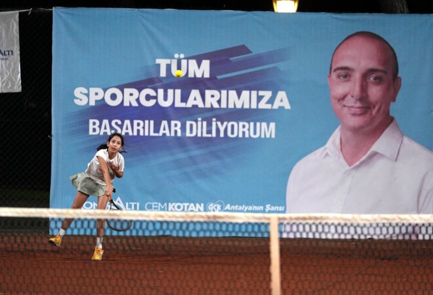 Konyaaltı'nda Cumhuriyet Bayramı sporla kutlanıyor: 110 çocuk tenis kortlarında