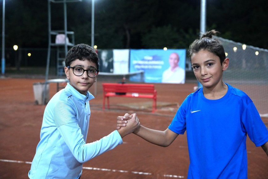 Konyaaltı'nda Cumhuriyet Bayramı sporla kutlanıyor: 110 çocuk tenis kortlarında