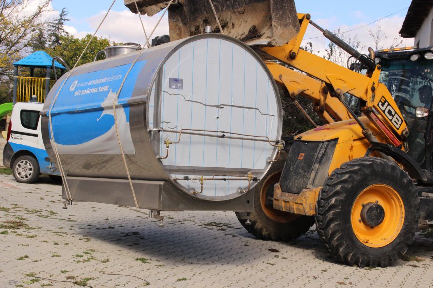 Antalya Büyükşehir'den Elmalı'daki üreticilere destek: 4 tonluk süt soğutma tankı hibe edildi