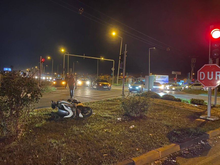 Manavgat'ta emniyet şeridinde ilerleyen motosiklet otomobille çarpıştı: 2 yaralı