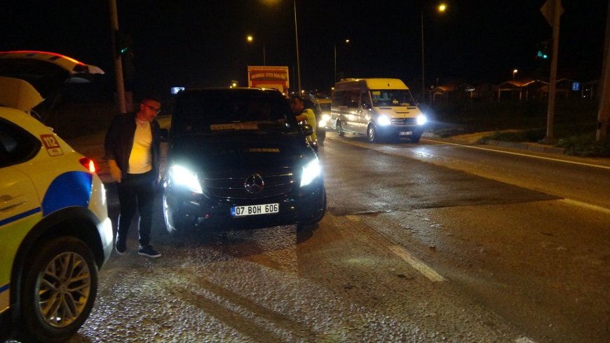 Manavgat'ta emniyet şeridinde ilerleyen motosiklet otomobille çarpıştı: 2 yaralı
