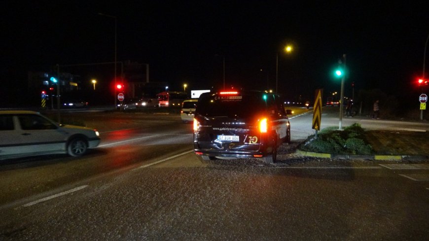 Manavgat'ta emniyet şeridinde ilerleyen motosiklet otomobille çarpıştı: 2 yaralı