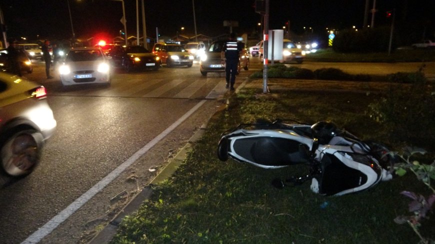 Manavgat'ta emniyet şeridinde ilerleyen motosiklet otomobille çarpıştı: 2 yaralı