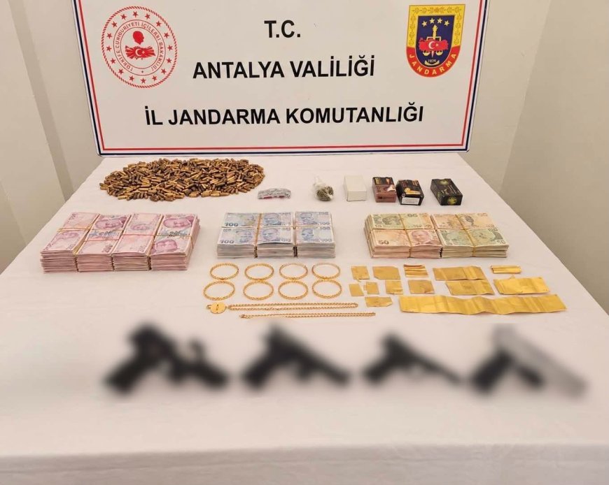 Antalya Kepez'de jandarma operasyonu: 4 ruhsatsız tabanca ve 1106 fişek ele geçirildi