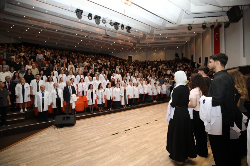 Akdeniz Üniversitesi'nde 330 hekim adayı beyaz önlük giydi: Rektör Özkan'dan önemli mesajlar