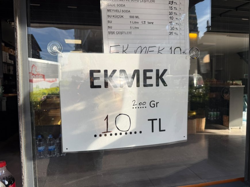 Antalya Serik'te ekmek fiyatı 10 TL'ye düştü: Fırın önünde uzun kuyruklar oluştu