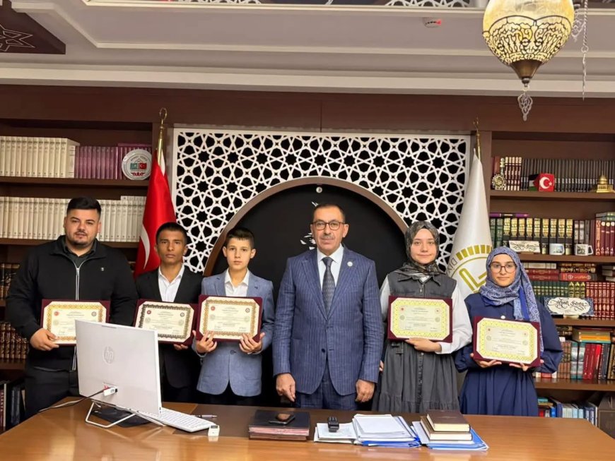 Alanya'da hafızlık eğitimini tamamlayan 6 öğrenciye belgeleri verildi