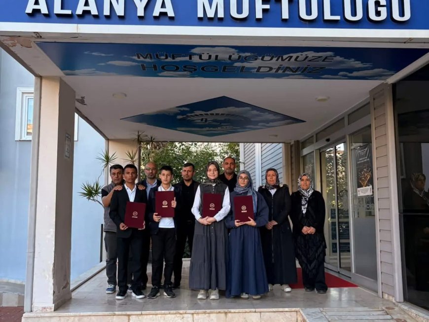 Alanya'da hafızlık eğitimini tamamlayan 6 öğrenciye belgeleri verildi