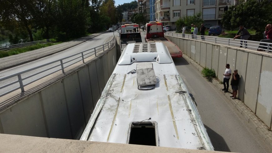 Manavgat'ta tur otobüsü alt geçide sıkıştı: 3 saatlik kurtarma operasyonunu simit ve ayranla izledi
