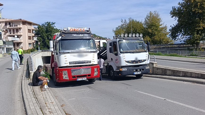 Manavgat'ta tur otobüsü alt geçide sıkıştı: 3 saatlik kurtarma operasyonunu simit ve ayranla izledi