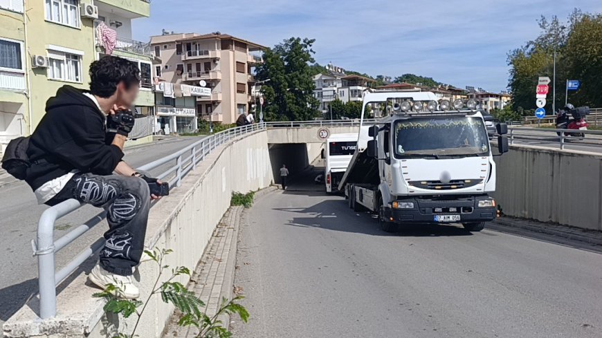 Manavgat'ta tur otobüsü alt geçide sıkıştı: 3 saatlik kurtarma operasyonunu simit ve ayranla izledi