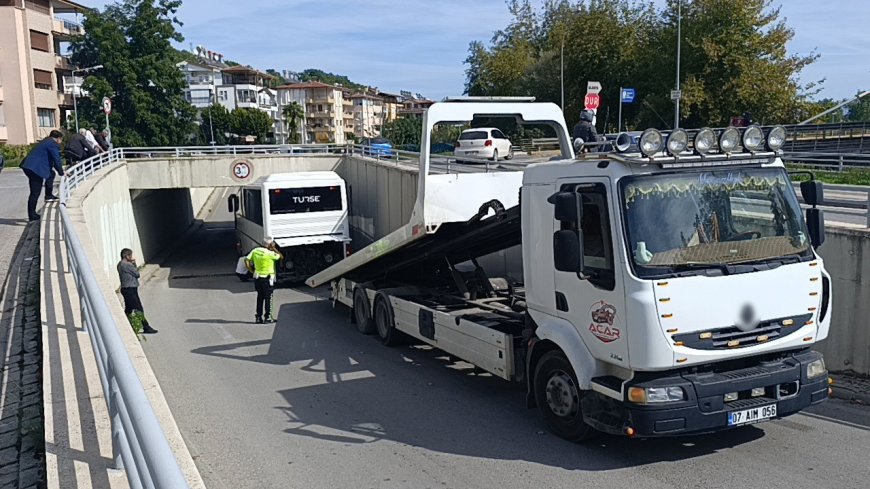 Manavgat'ta tur otobüsü alt geçide sıkıştı: 3 saatlik kurtarma operasyonunu simit ve ayranla izledi