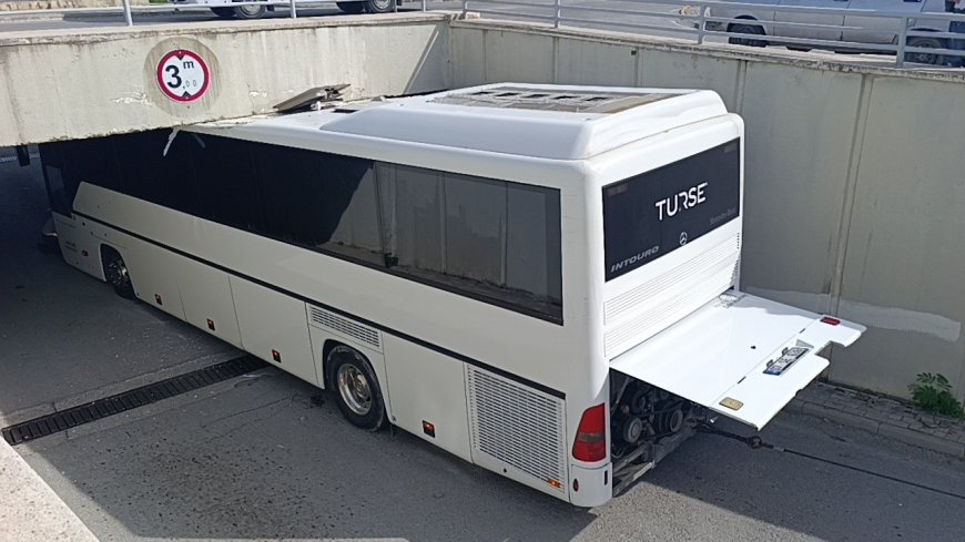 Manavgat'ta tur otobüsü alt geçide sıkıştı: 3 saatlik kurtarma operasyonunu simit ve ayranla izledi