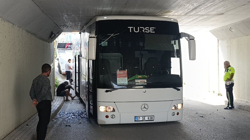 Manavgat'ta tur otobüsü alt geçide sıkıştı: 3 saatlik kurtarma operasyonunu simit ve ayranla izledi