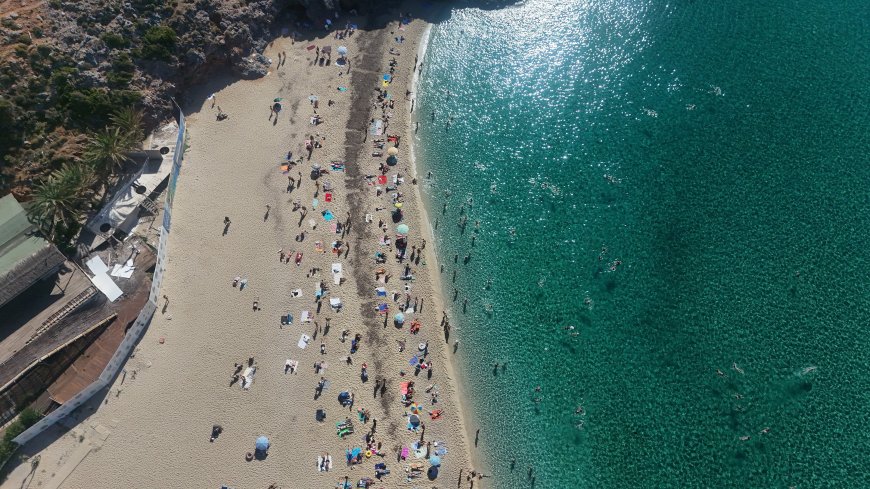 Türkiye soğuk havaya hazırlanırken Alanya'da yaz bitmedi: Deniz suyu 25 derece!