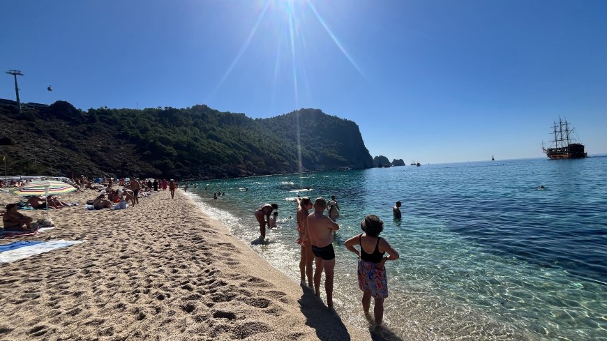 Türkiye soğuk havaya hazırlanırken Alanya'da yaz bitmedi: Deniz suyu 25 derece!