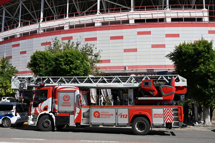 Antalya Stadyumu'nda yangın paniği: Yoğun dumanlar yükseldi, itfaiye müdahale etti