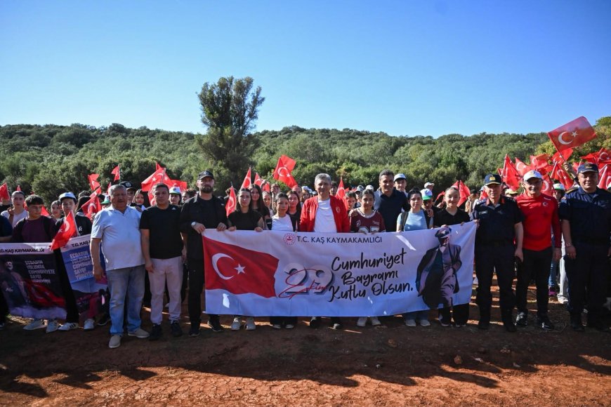 Antalya'da Cumhuriyet'in kahramanlarına vefa! Kaş'ta anlamlı yürüyüş