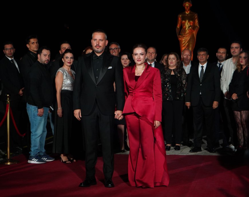 Antalya Altın Portakal Film Festivali'nde yıldızlar geçidi! Kırmızı halıda ünlü isimler buluştu