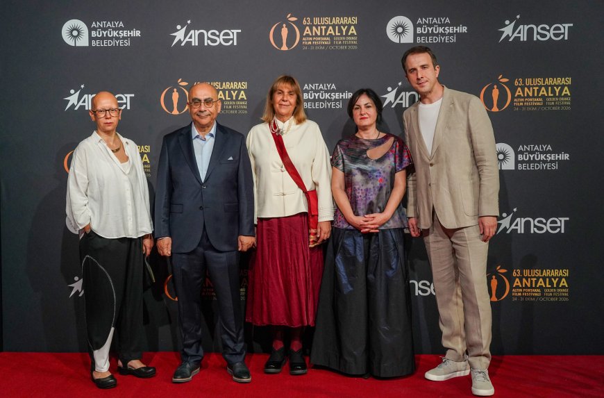 Antalya Altın Portakal Film Festivali'nde yıldızlar geçidi! Kırmızı halıda ünlü isimler buluştu