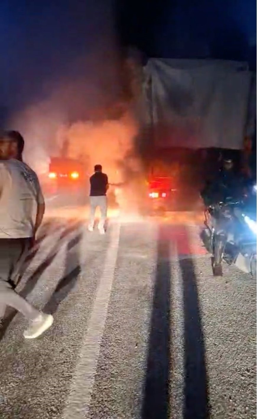 Manavgat’ta odun yüklü kamyon alev aldı: Büyük çapta hasar oluş